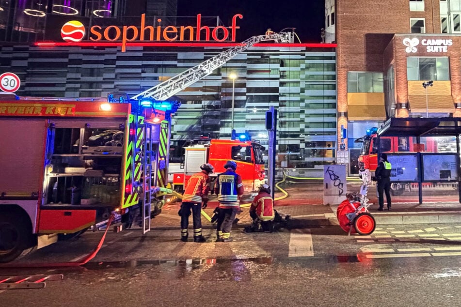 Feuer über Einkaufszentrum: Retter finden toten Mann