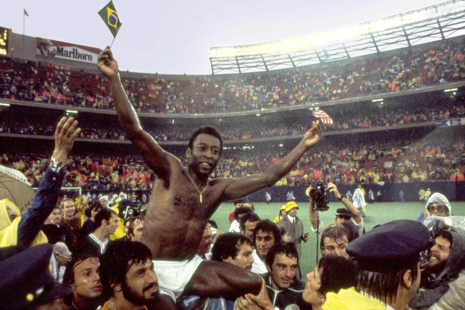 Pele played for the New York Cosmos between 1975 and 1977.