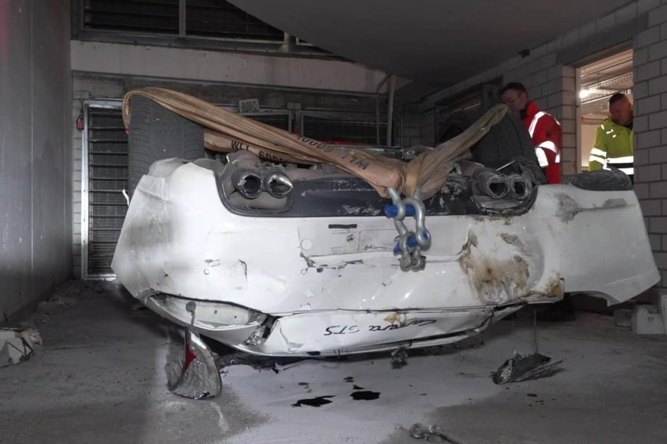 Der Sportwagen musste zur Bergung vollends in den Schacht hinabgelassen werden.