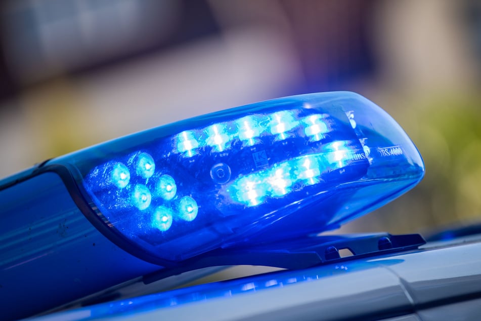Fußgänger in Dresden von Straßenbahn erwischt: Polizei sucht Zeugen!