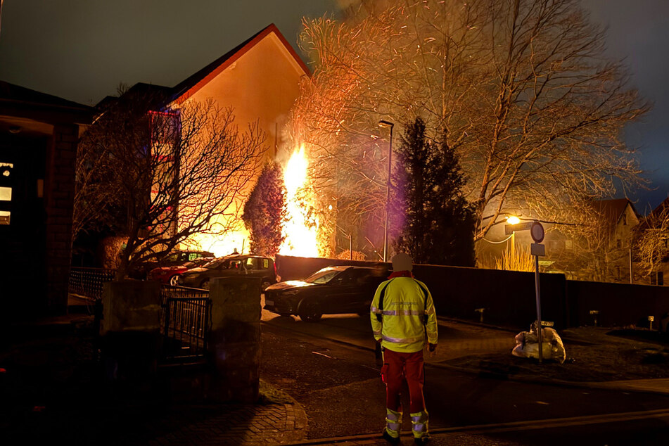 Um 1.30 Uhr wurde die Feuerwehr Heiligenstadt nach eigenen Angaben zu einem vermeintlichen Dachstuhlbrand in die Freiheitsstraße gerufen. Vor Ort habe sich herausgestellt, "dass eine Hecke in der Nähe eines Wohnblocks brannte". Innerhalb von 15 Minuten löschten die Einsatzkräfte das Feuer.