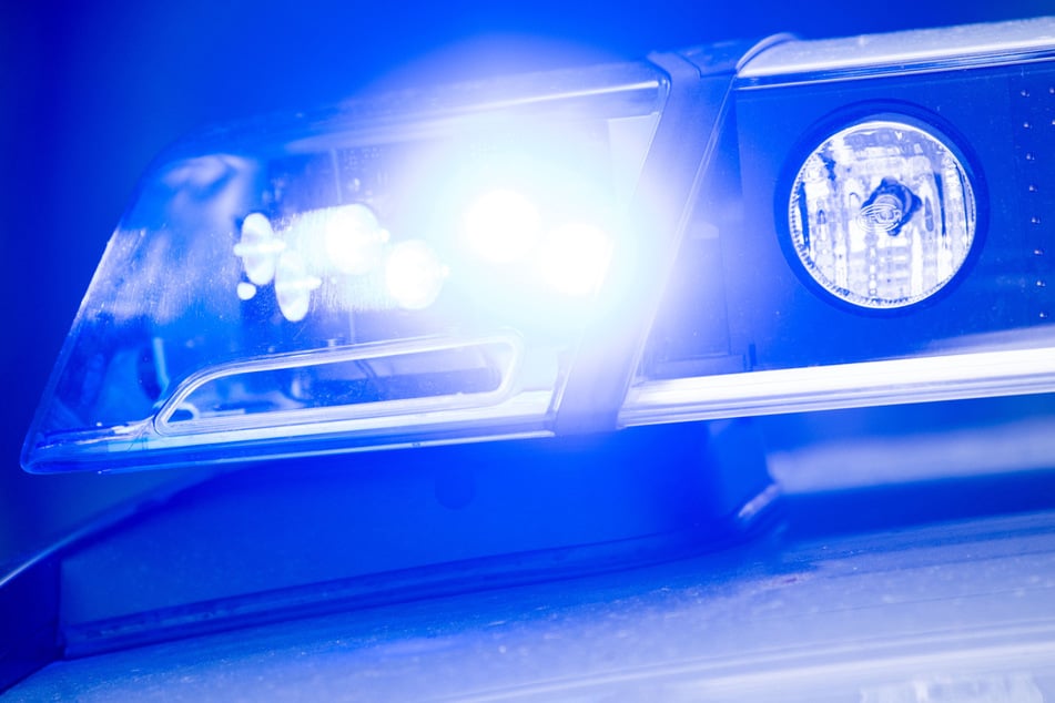 Mit Tempo 100 durch den Ort: Flucht vor Polizei endet mit Unfall