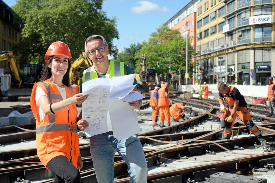 Bauleiterin Shadi Lalo (33) und DVB-Projektleiter Steffen Lohmann (49) haben die Arbeiten stets im Blick.