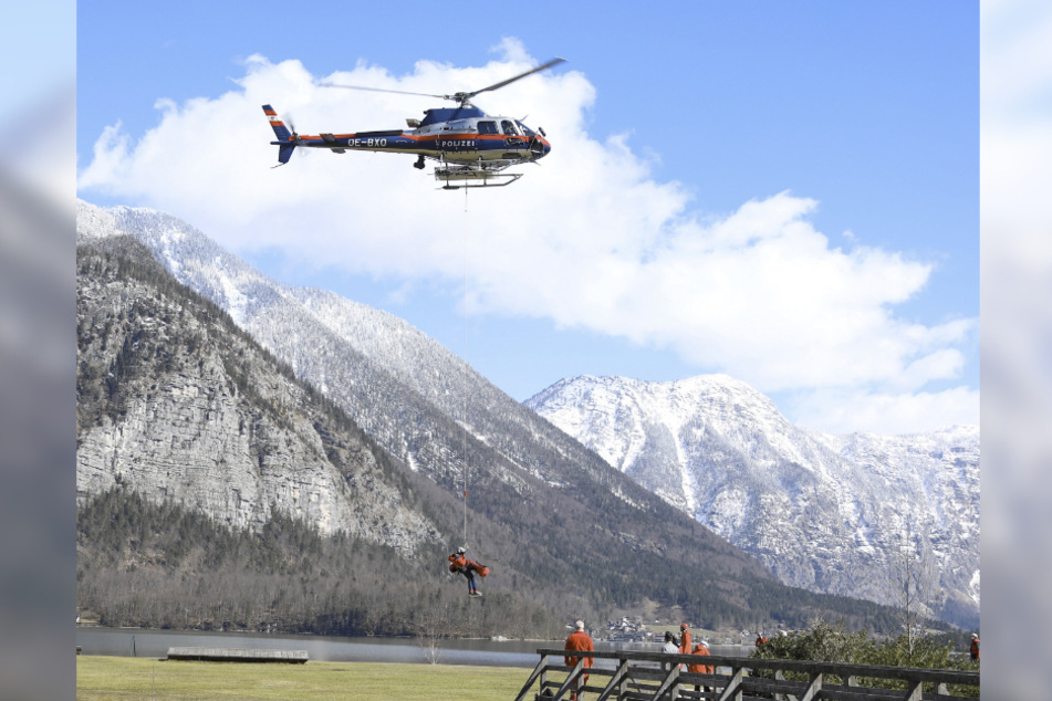 Ein Hubschrauber und Einsatzkräfte im Einsatz.