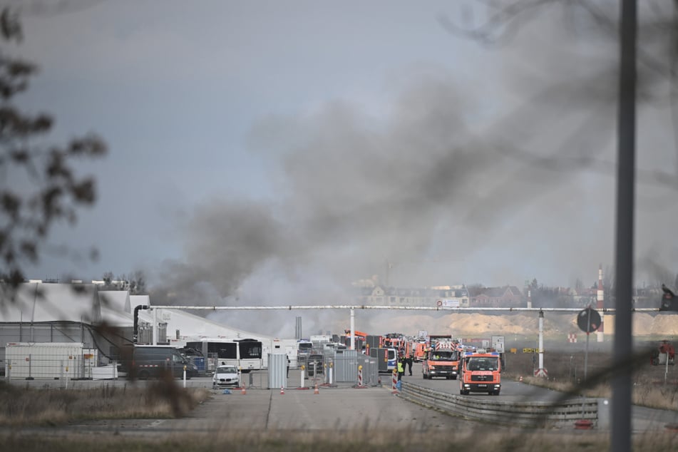 Berlin: Feuerwehr im Großeinsatz bei Flüchtlingsunterkunft am Flughafen Tegel: Rauchsäule über dem Gelände