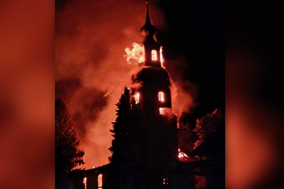 Später erfassten die Flammen auch den Glockenturm.