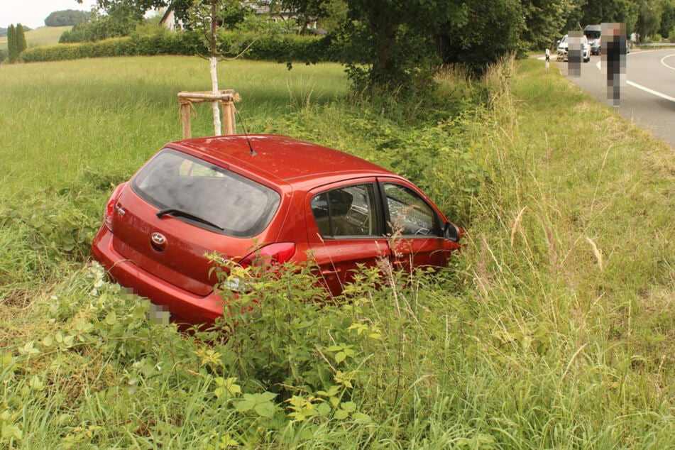 Der Hyundai landete im Straßengraben und musste abgeschleppt werden.