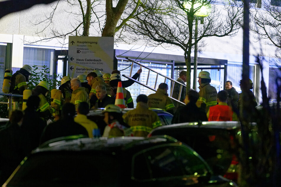 Hunderte Kräfte von Feuerwehr und Polizei waren am Montagabend (4. März) an dem Aachener Klinikum im Einsatz gewesen.