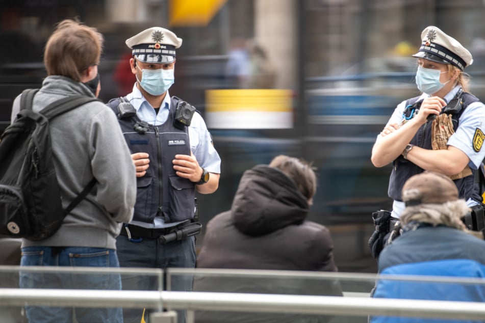 Polizisten bei einer Masken-Kontrolle. (Symbolbild)
