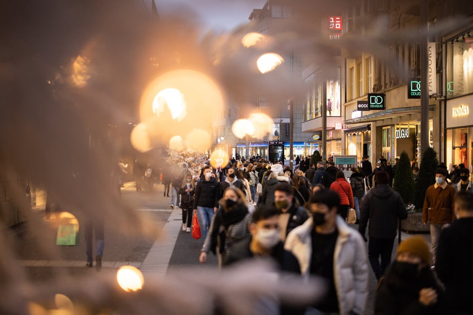 Am Samstag gingen viele Menschen in Düsseldorf einkaufen, wie dieses Bild zeigt.
