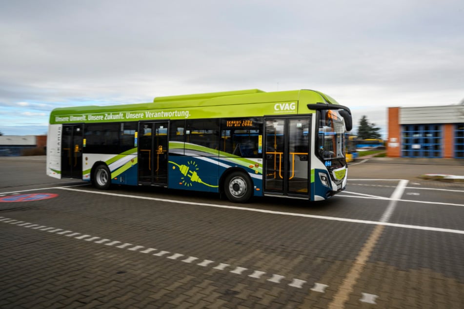 Der Ikarus 120E hat nur wenig mit seinen Oldtimer-Kollegen gemeinsam.