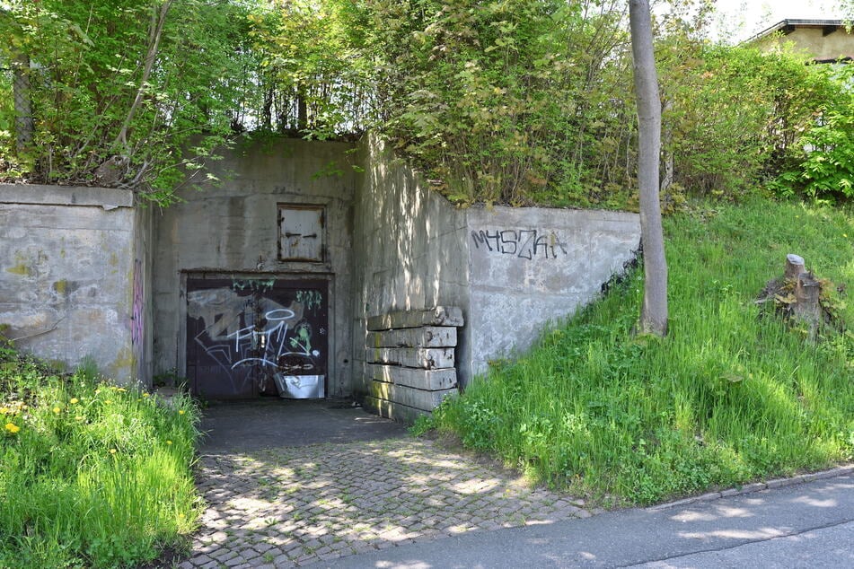 Eine Stahltür verschließt in der Haydnstraße einen alten Betonbunker, der in der DDR gebaut wurde. Darüber befinden sich Garagen.