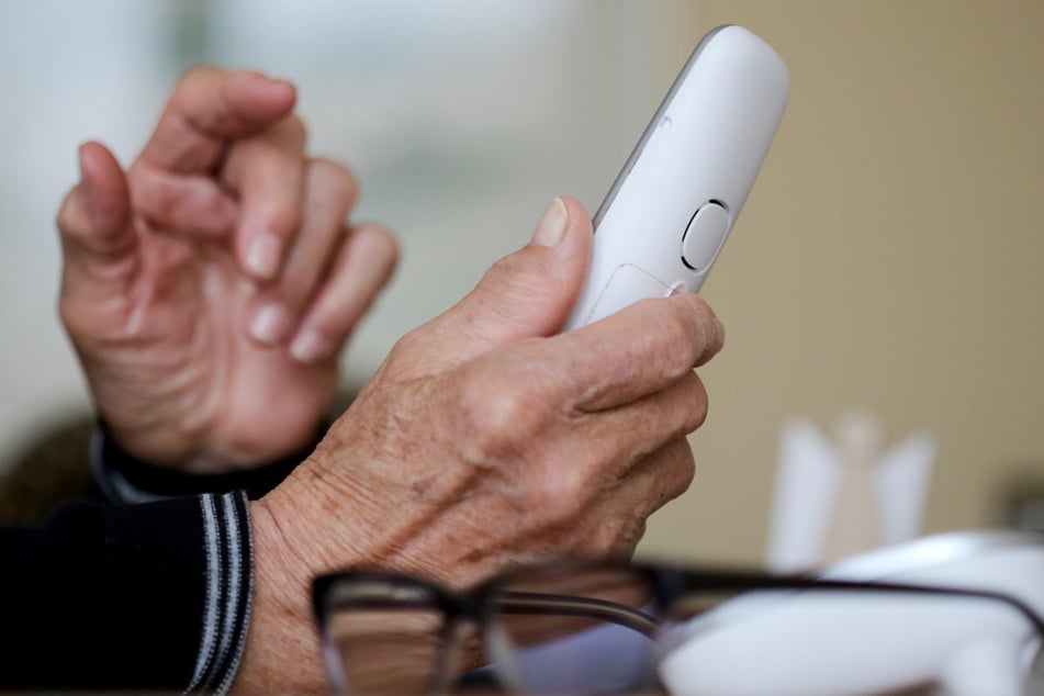 Senioren sind oft lukrative Opfer für Kriminelle. Eine 83-Jährige wurde am Mittwoch um einen niedrigen sechsstelligen Betrag betrogen. (Symbolbild)