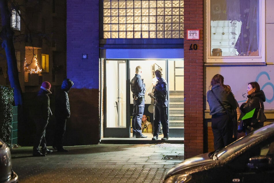 In einem Mehrfamilienhaus in Düsseldorf soll ein 16-Jähriger versucht haben, eine Frau umzubringen.