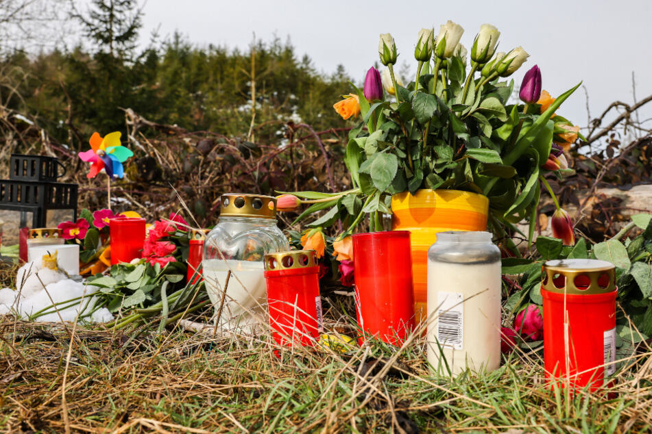 Am Fundort der getöteten Zwölfjährigen legen immer mehr Menschen Blumen ab.