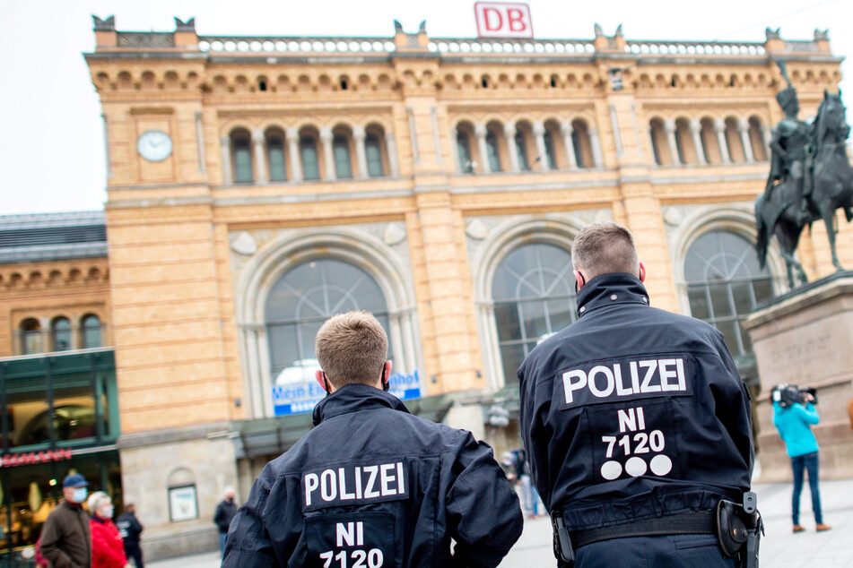 Schwarzfahrer spuckt im Zug um sich und zeigt seinen Penis