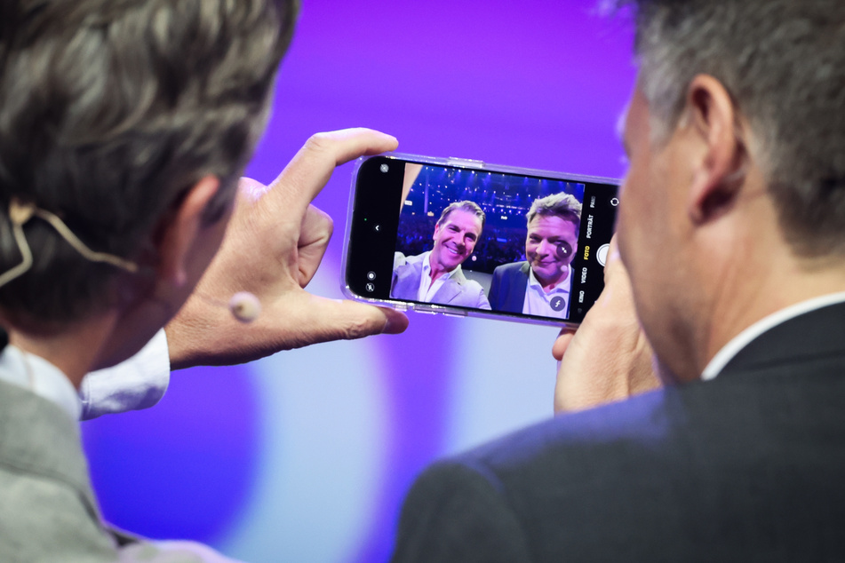 Markus Lanz (l., 55) wollte erstmal ein Selfie mit Habeck.