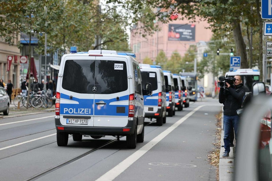 Zahlreiche Einsatzkräfte versammelten sich daraufhin um die Gruppe.