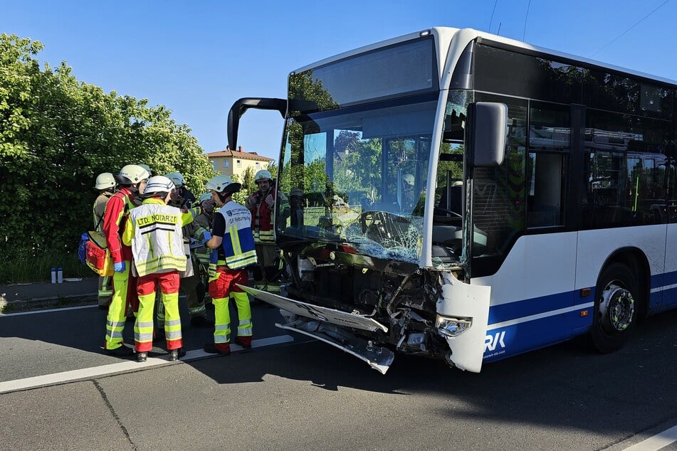Der Linienbus wurde ebenso wie die Autos stark beschädigt.