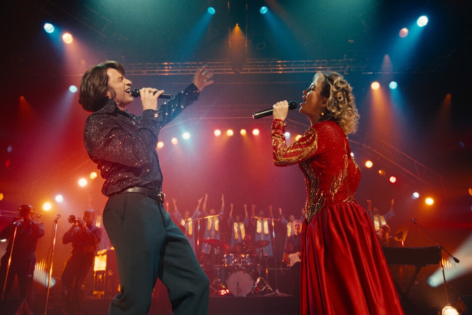 Kate Hudson (r.) ist für ihre Rolle in "Song Sung Blue" für einen Oscar nominiert. Der Film mit ihr und Hugh Jackman (57) kam Anfang Januar in den Kinos.