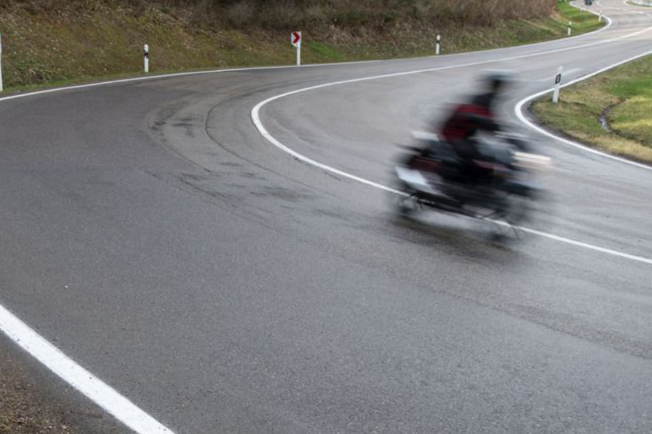 Motorradfahrer kollidiert mit drei Autos: 71-Jähriger verstirbt am Unfallort