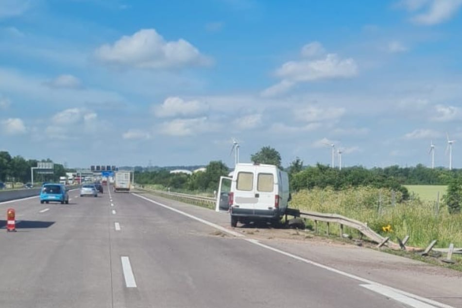 Der weiße Transporter knallte in beide Leitplanken, bevor er auf dem Standstreifen stehen blieb.