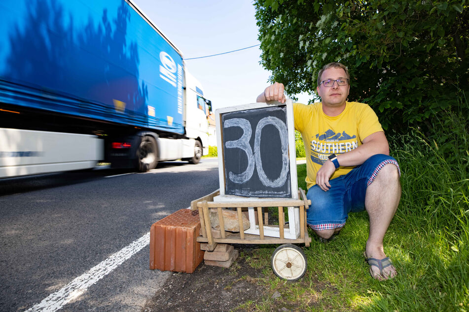 Enge Dorfstraßen, dicke Laster: Christoph Kürbis (33) fordert Tempo 30 fürs ganze Dorf.