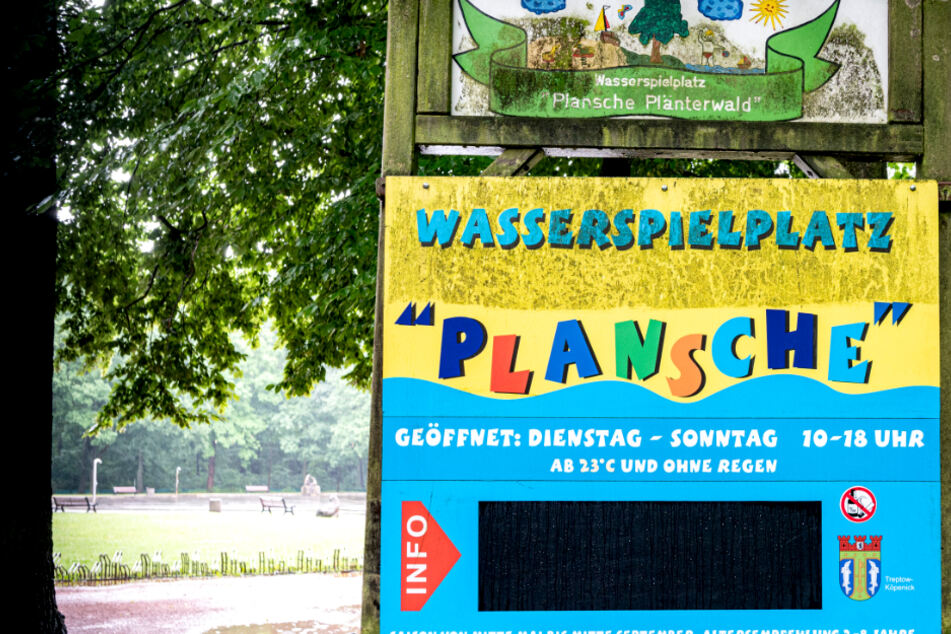 Berlin: Junge Frau sitzt oben ohne auf Wasserspielplatz und löst Polizeieinsatz aus!