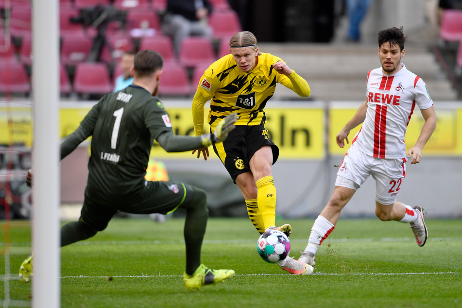 Dortmunds Erling Haaland (20, M. erzielte den Treffer zum 0:1 gegen Kölns Torwart Timo Horn (27, l.), rechts läuft Kölns Jorge Mere (23). Später schoss er für den BVB noch den späten 2:2-Ausgleich.