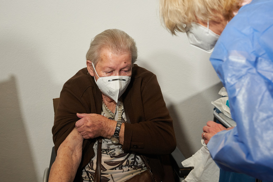 Vollständig geimpfte Bewohner von Seniorenpflegeheimen dürfen sich demnächst wieder untereinander ohne Maske und Mindestabstand treffen. (Archivbild)