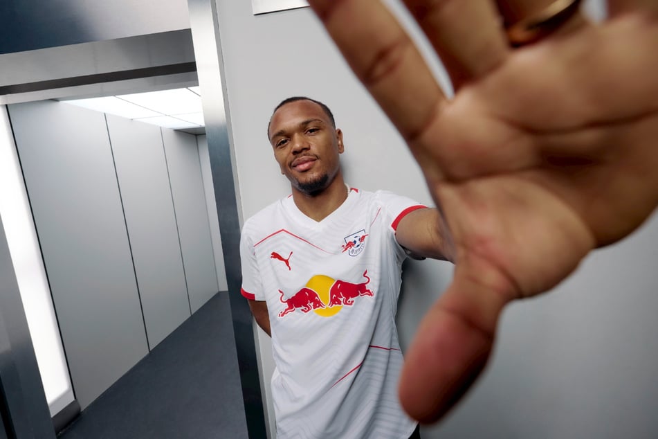 Die Spieler um Loïs Openda (25) werden am Samstag mit den neuen Trikots auf dem Platz stehen.