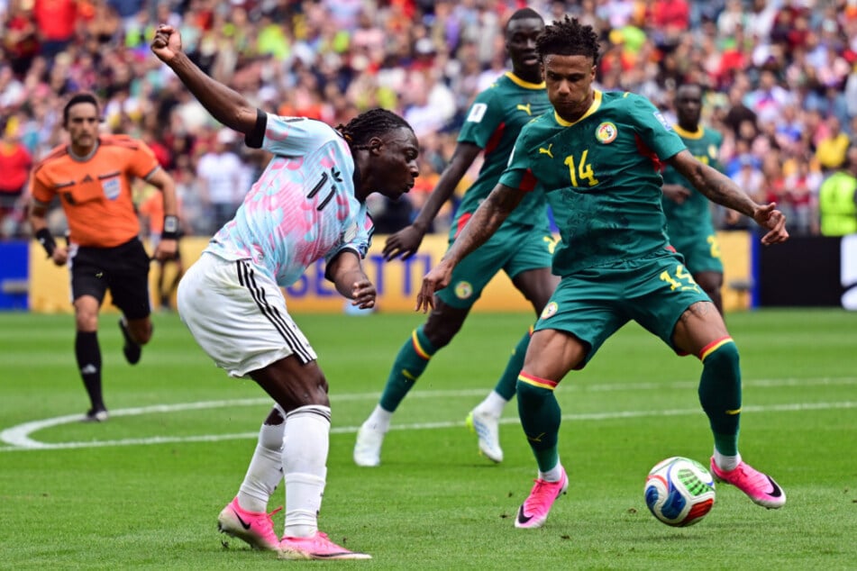 Bei der Weltmeisterschaft im Sommer stand Ismail Jakobs (27, r.) für Senegal auf dem Feld - hier gegen Jeremy Doku (24) aus Belgien.