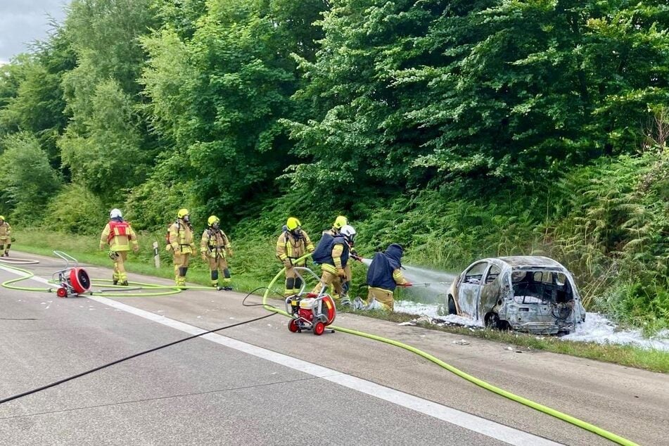Zwischen dem Autobahnkreuz Breitscheid und der Anschlussstelle Ratingen-Ost auf der A3 ist am Freitag ein Elektrofahrzeug in Flammen aufgegangen.