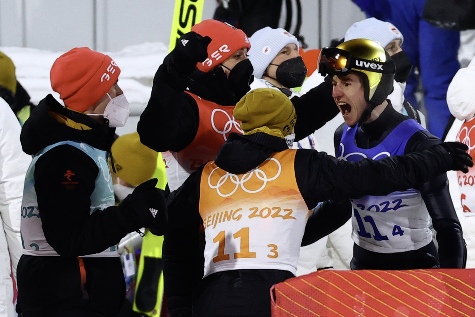Riesenjubel beim deutschen Ski-Sprung-Quartett Karl Geiger (29), Constantin Schmid (22), Markus Eisenbichler (30) und Stephan Leyhe (30).