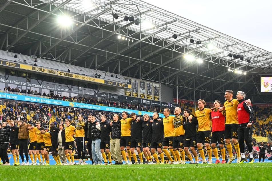 Dynamo nach dem 6:0 über Münster vor dem K-Block. Das Gesicht der Mannschaft wird sich stark verändern.