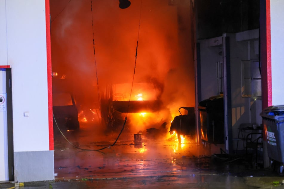 Sämtliche Fahrzeuge des Hilfswerks sind vollkommen ausgebrannt.