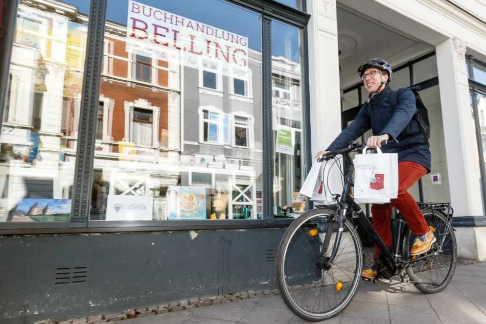 Finn-Ole Belling startet vor seinem Geschäft zu einer Liefertour per Fahrrad.