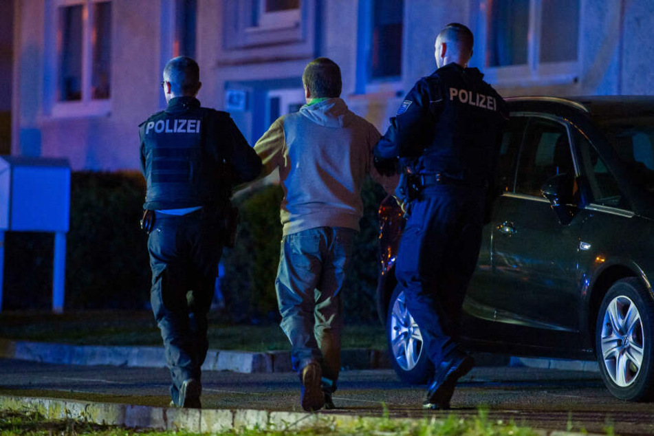 IEn 50-Jähriger wurde von der Polizei noch in der Nacht mitgenommen.