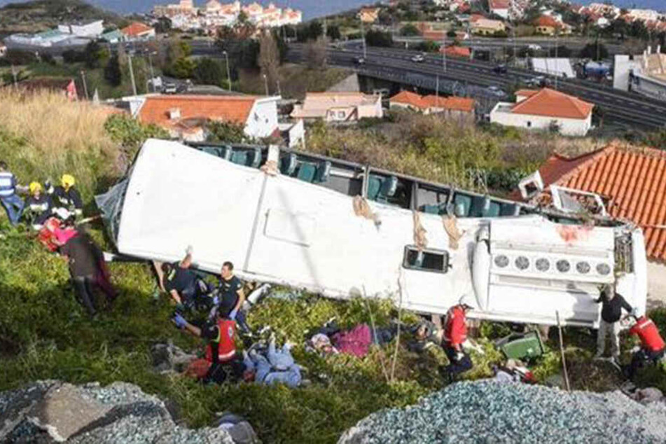 Der Reisebus stürzte eine Böschung hinab. Wie es zu dem schweren Busunglück kam, ist noch nicht bekannt.