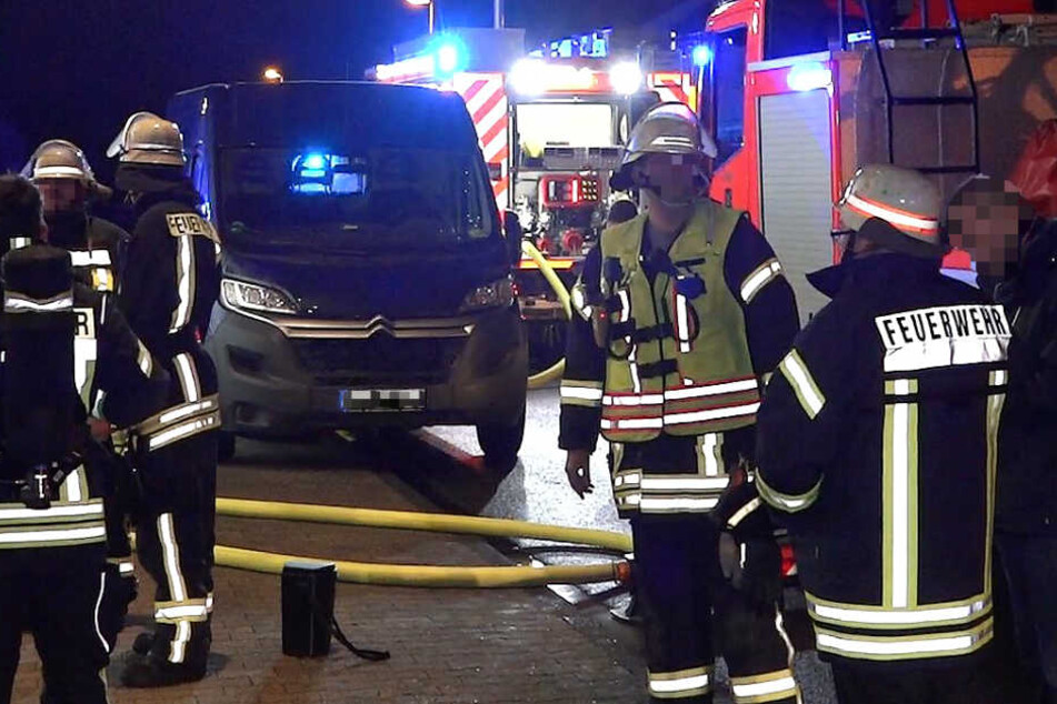 Zahlreiche Einsatzkräfte von Feuerwehr und Rettungsdienst waren im Einsatz.