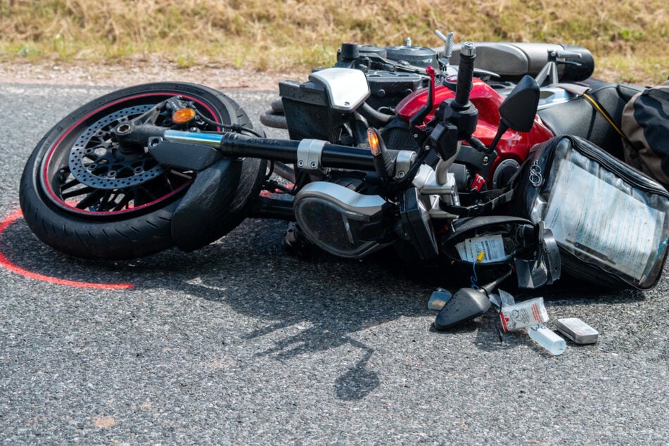 Motorrad kracht in Auto: Biker nach Unfall mit Hubschrauber in Klinik geflogen
