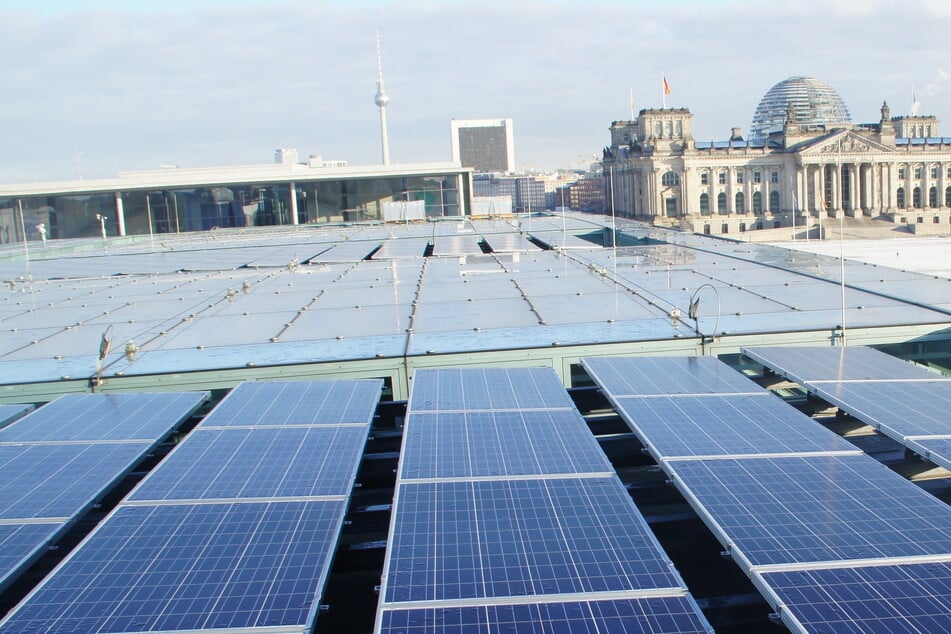 Solaranlage auf dem Kanzleramt: Die Sanierung der Solarstromanlage vom Bundeskanzleramt wurde durch das Dresdner Unternehmen SunStrom durchgeführt