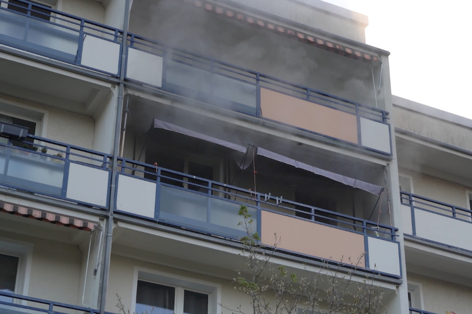 Rauch stieg aus der Wohnung im vierten Stock empor.