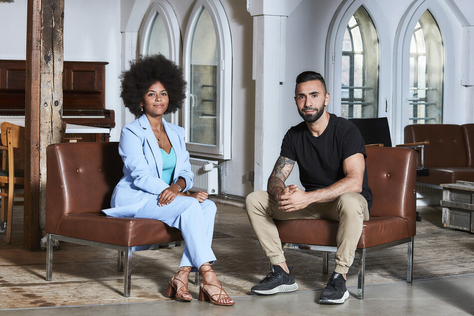 Aminata Belli (l.) und Mohamed El Moussaoui ("MoTrip") führen zusammen durch "deep und deutlich. Eine NDR Talk Show".