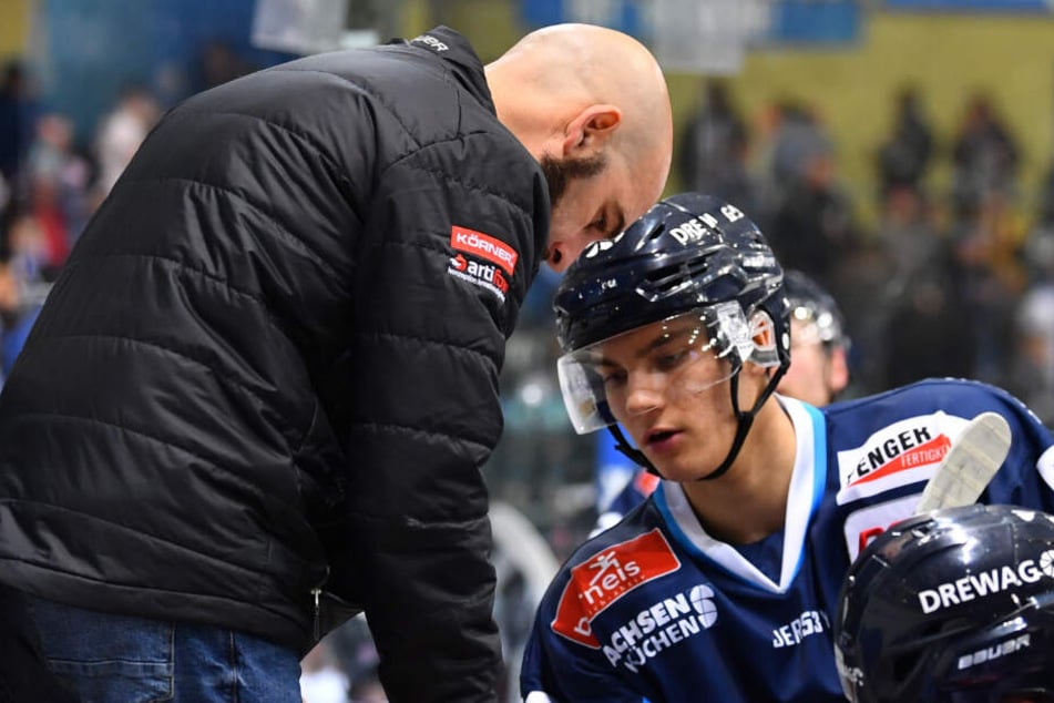 Eislöwen-Coach Rico Rossi (l.) weiß, dass auf den jungen Verteidiger Lucas Flade (r.) verlass ist. Die Anweisungen setzt der um.