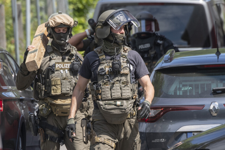 Ein Spezialeinsatzkommando nahm den 57-Jährigen fest, dabei wurde dieser leicht verletzt (Symbolbild).