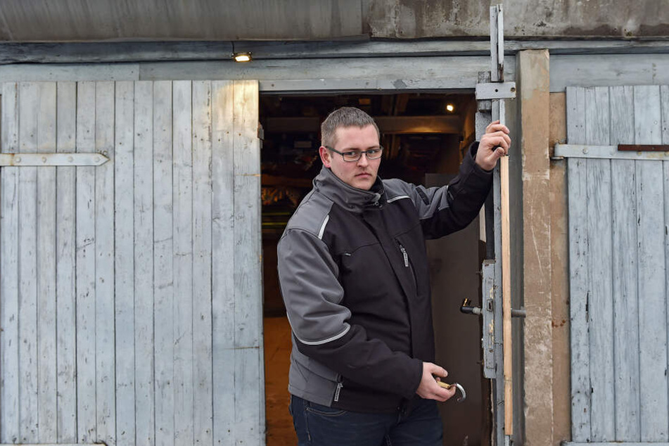 Paul Körner (28) ist richtig sauer, dass zwei Simsons aus seiner Garage gestohlen wurden.