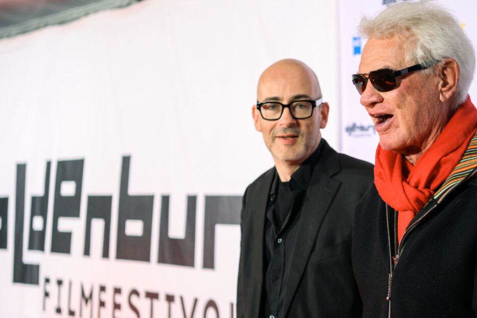 Schauspieler, Filmemacher und Autor Burkhard Driest (r) steht während der Eröffnungsgala des Internationalen Filmfests Oldenburg neben dem Leiter des Filmfests Torsten Neumann.