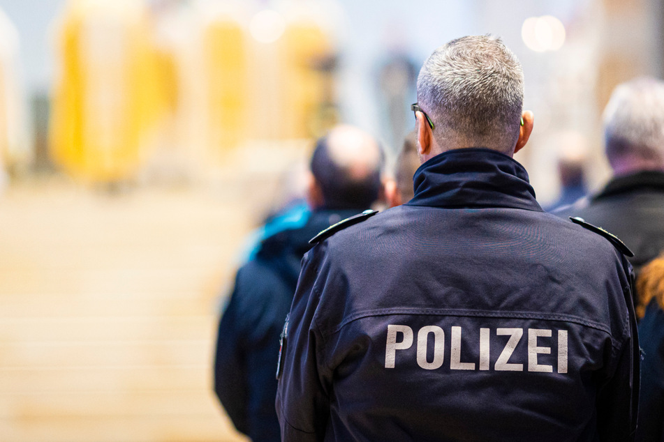 Fäkalien laufen an Kirchentür runter: Polizei sucht Zeugen