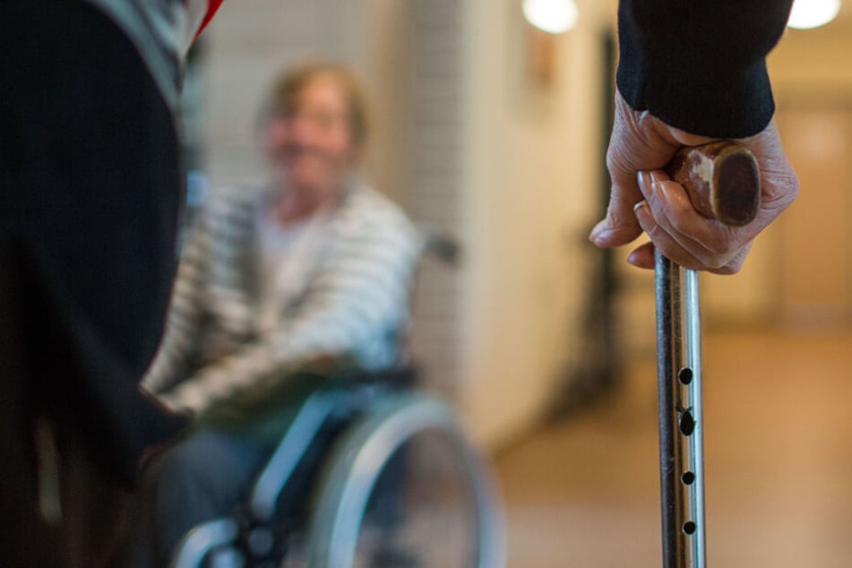Die erwartete Zahl demenzkranker Menschen werde die Gesundheitssysteme weiter unter Druck setzen. (Symbolbild)